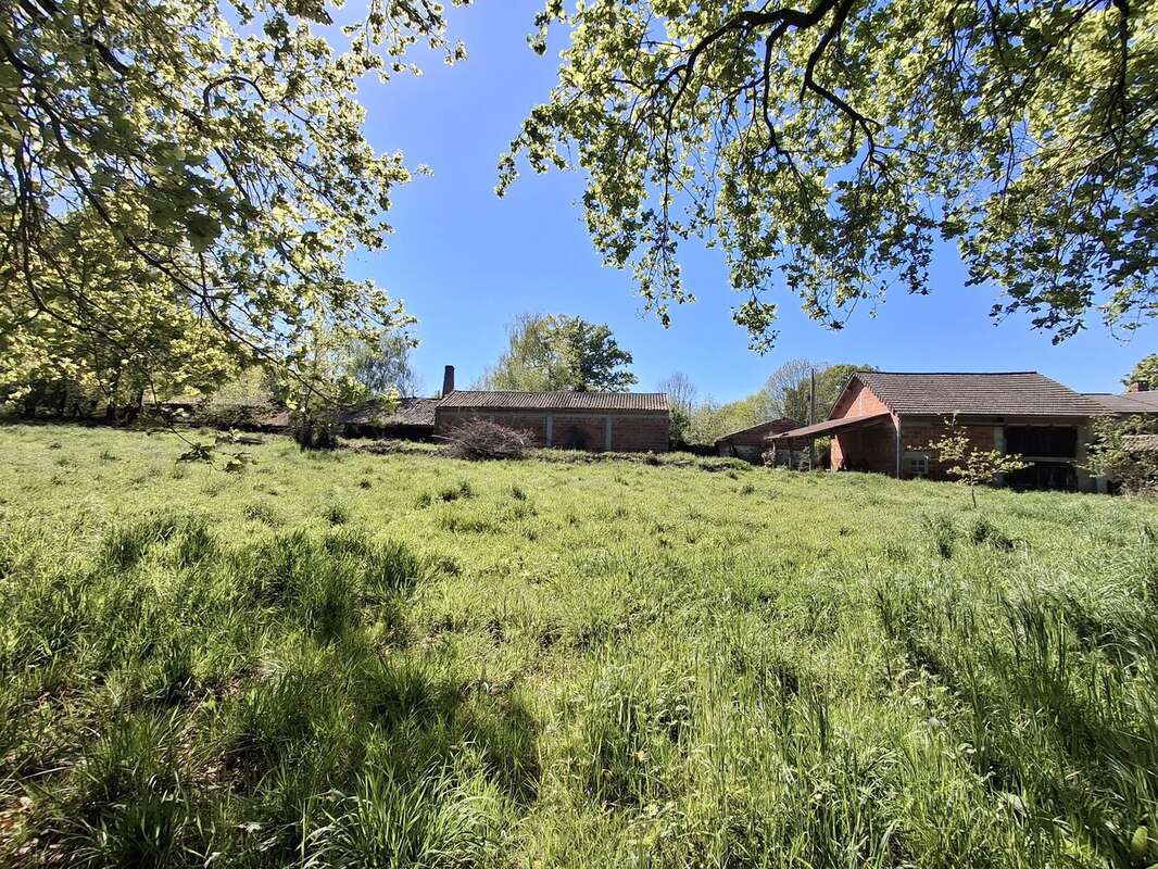 Grande maison familiale à rénover, grange, dépendances et plus de 2 hectares de terrain - photo 2