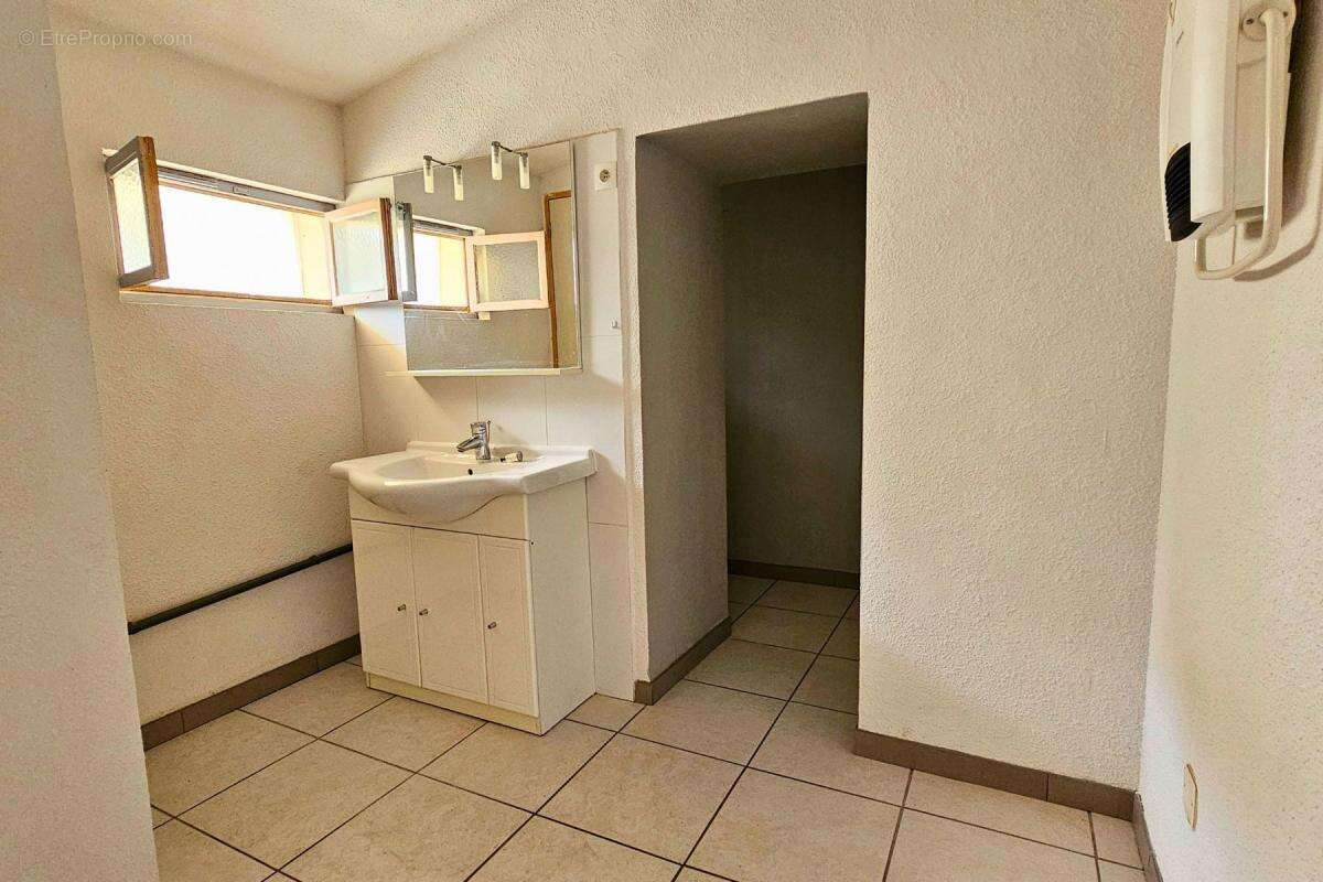 Appartement à REYNES