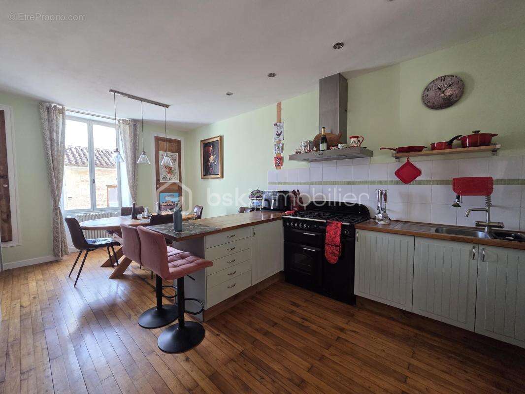 Coup de cœur – charme, elegance et potentiel, belle maison rénovée avec studio, piscine chauffée et 1 940 m² de terrain - photo 7