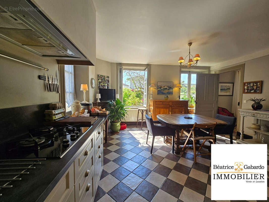Maison à POULE-LES-ECHARMEAUX