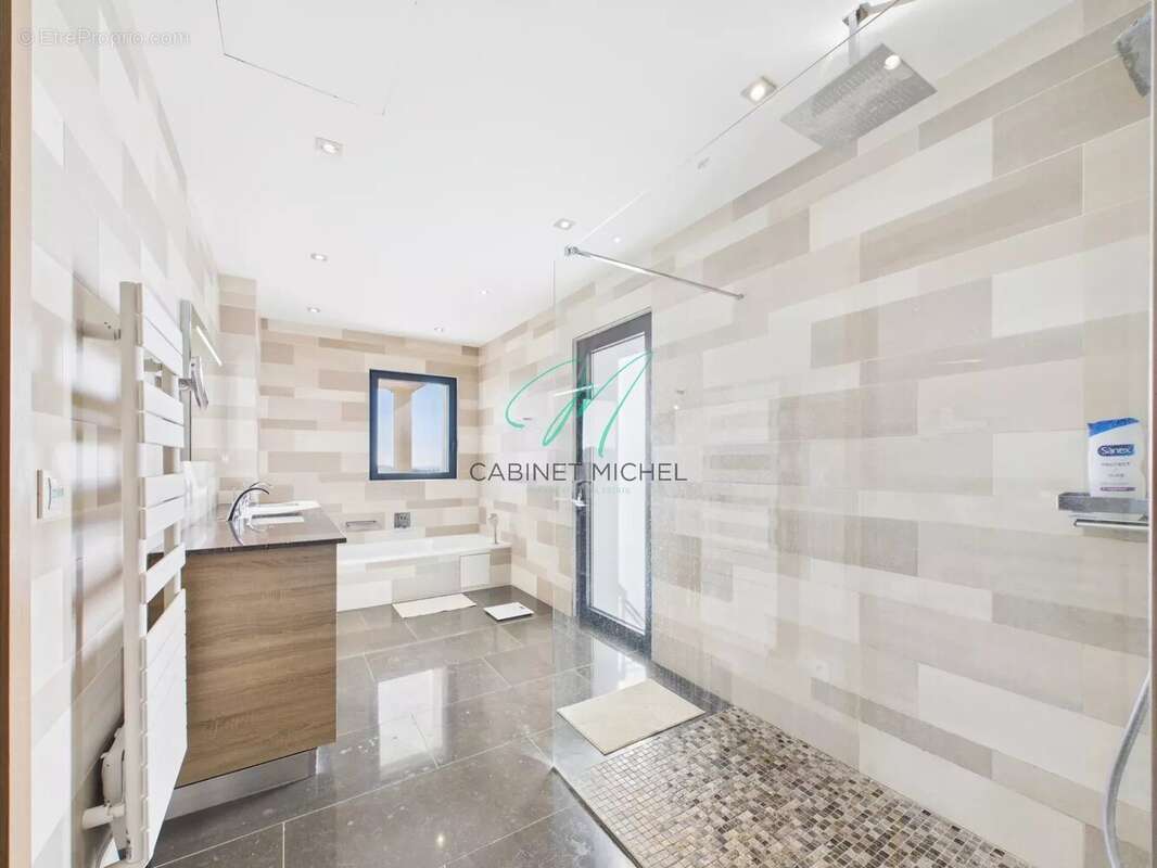 Maison à ROQUEFORT-LES-PINS