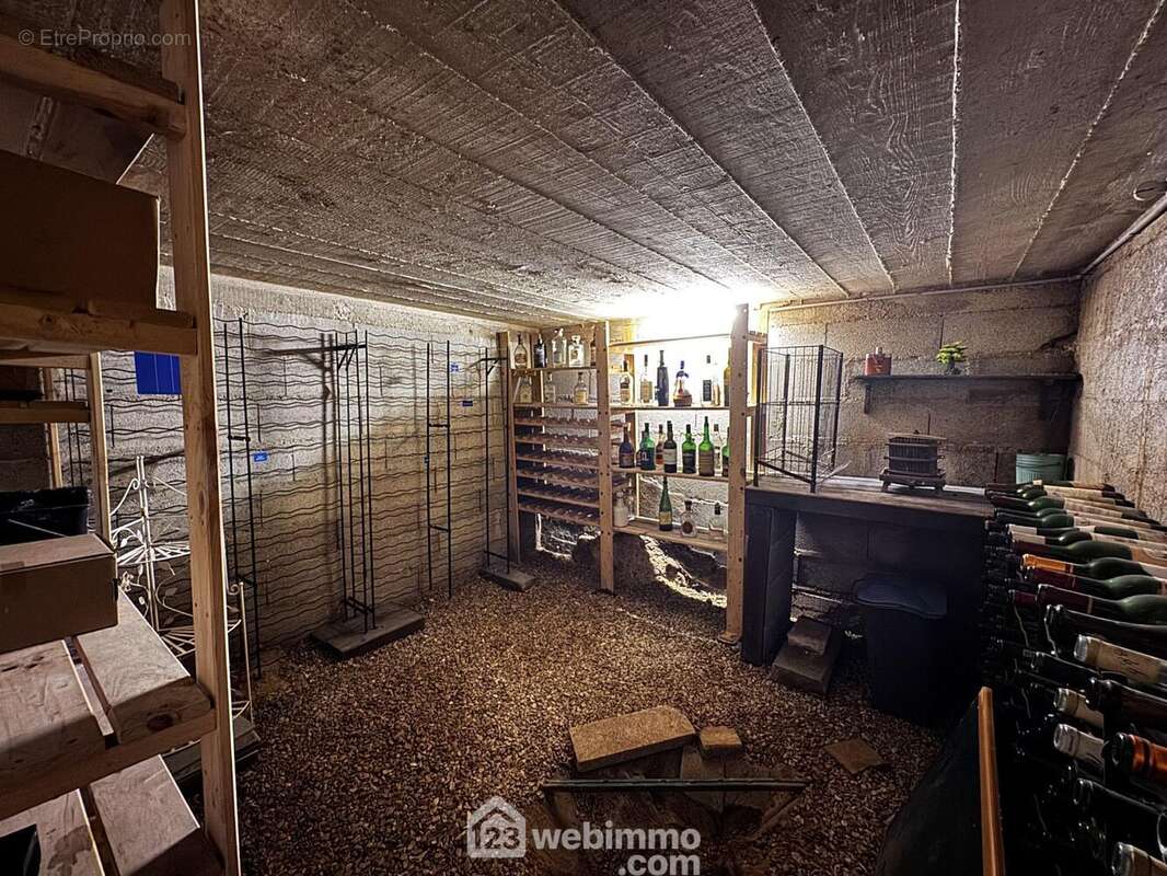 Une belle cave à vin.