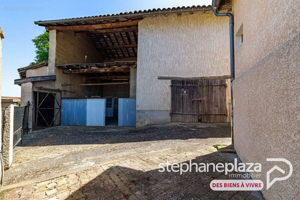 Maison de village avec 220 m² de dépendances  Fort potentiel - photo 2