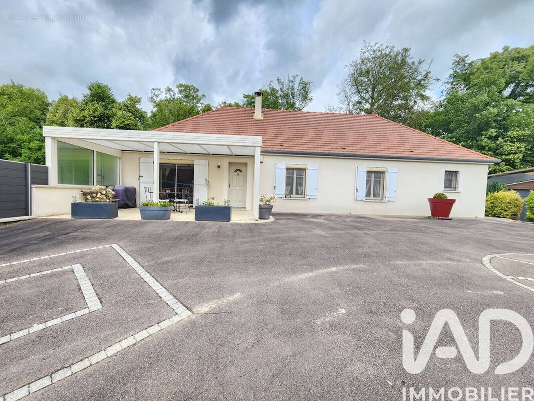 Photo 1 - Maison à ESTISSAC