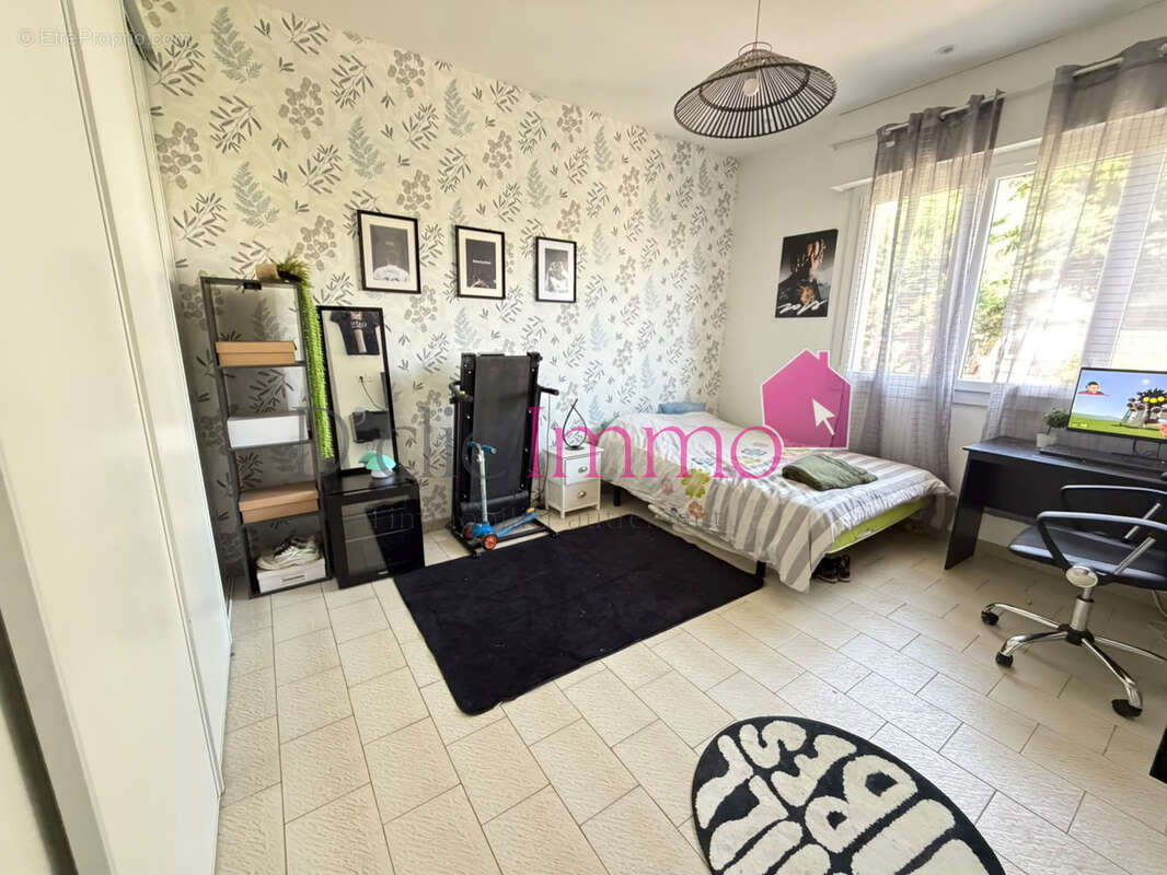 GIVRAND - Maison de 278m2 comprenant trois appartements - terrain clos de 2156 m2 - photo 8