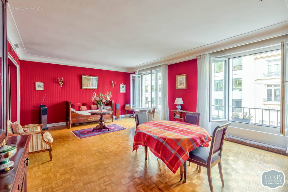 Appartement à PARIS-8E