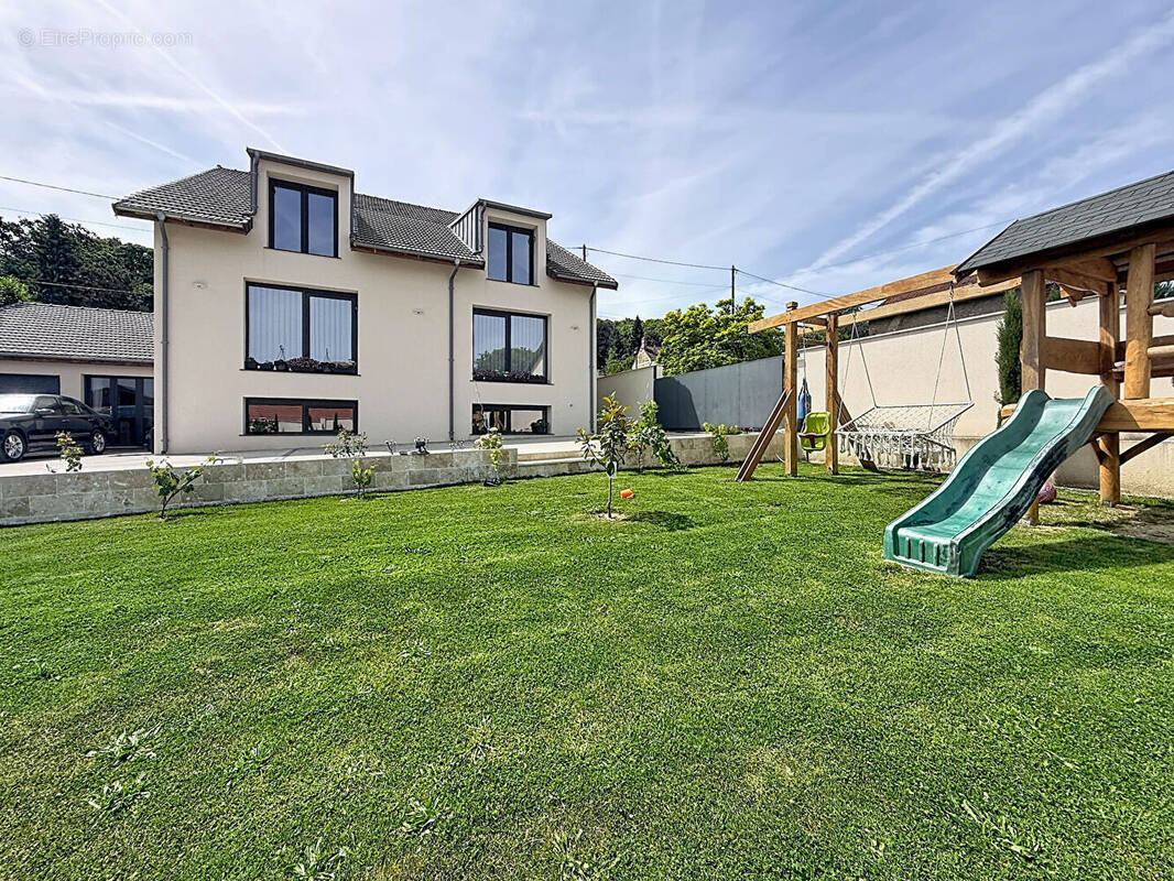 Maison à LA QUEUE-LES-YVELINES