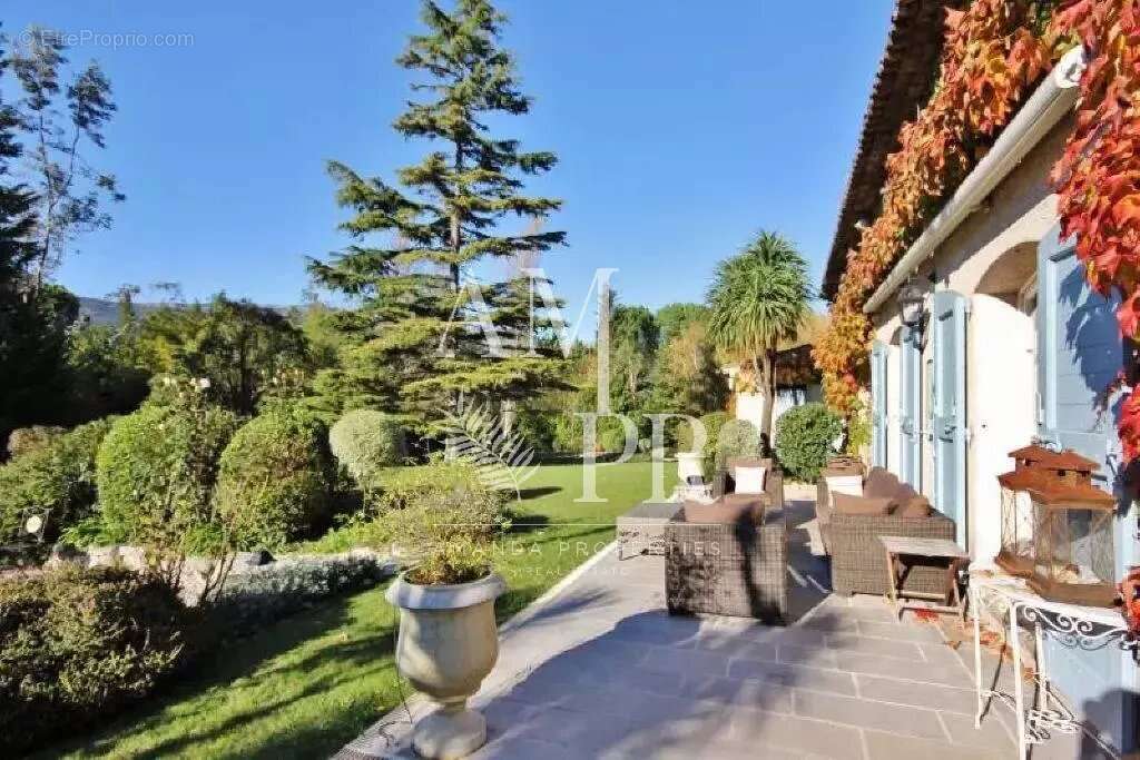 Maison à CHATEAUNEUF-GRASSE