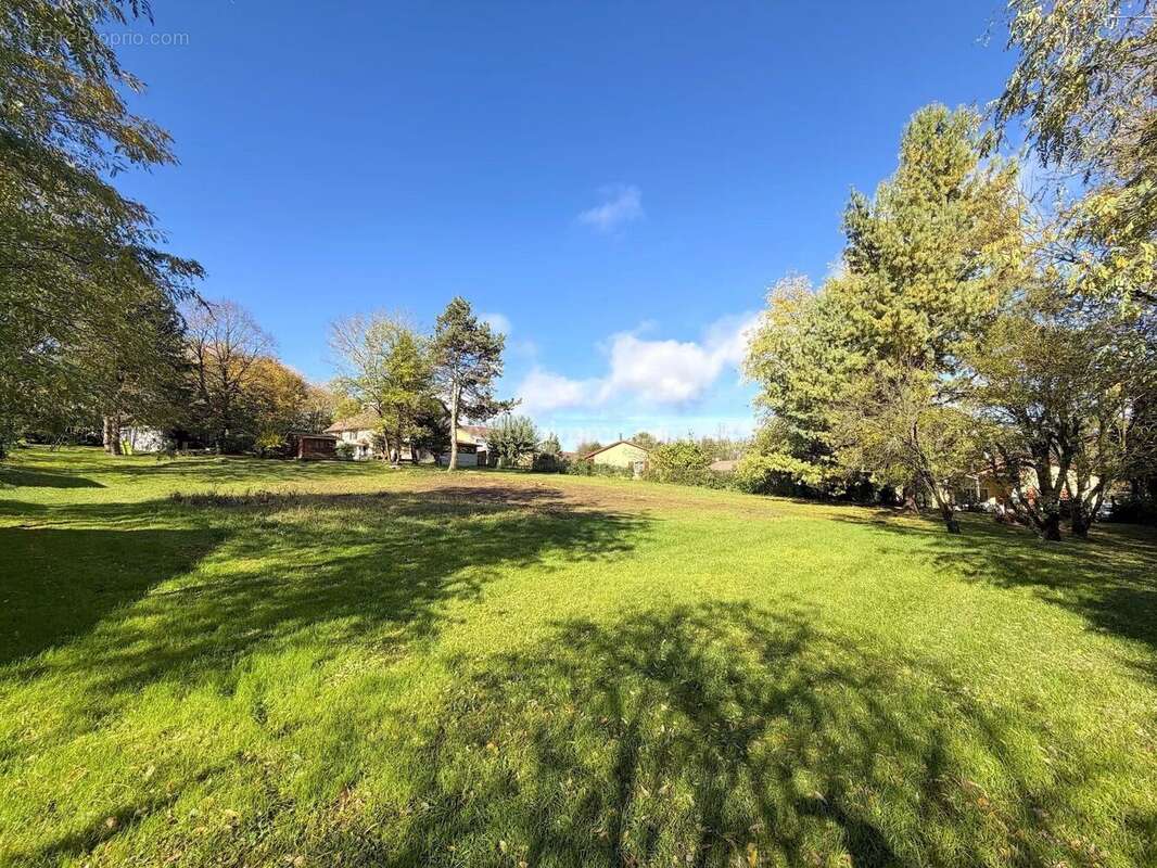 Terrain à SAINT-VICTOR-DE-MORESTEL