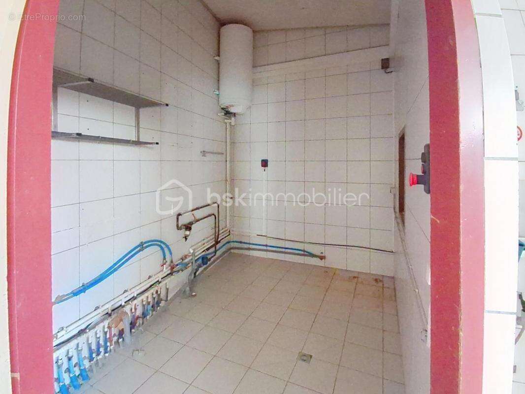 Commerce à PEZILLA-LA-RIVIERE