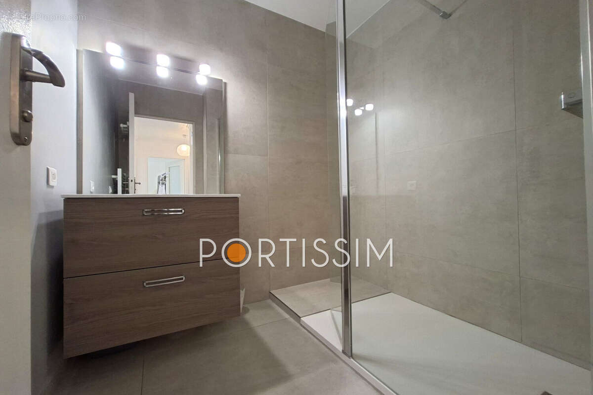 Appartement à SAINT-LAURENT-DU-VAR