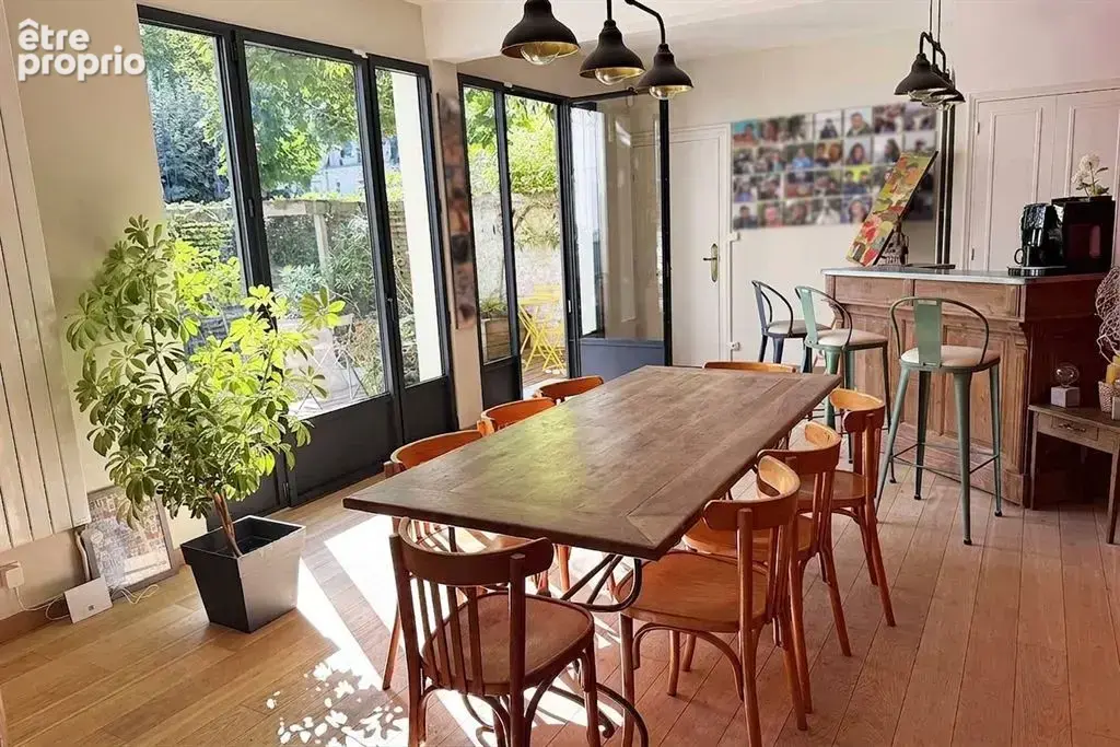 Tours (37000), Indre-et-Loire – Maison de caractère de 240 m² avec 6/7 chambres et jardin - photo 4