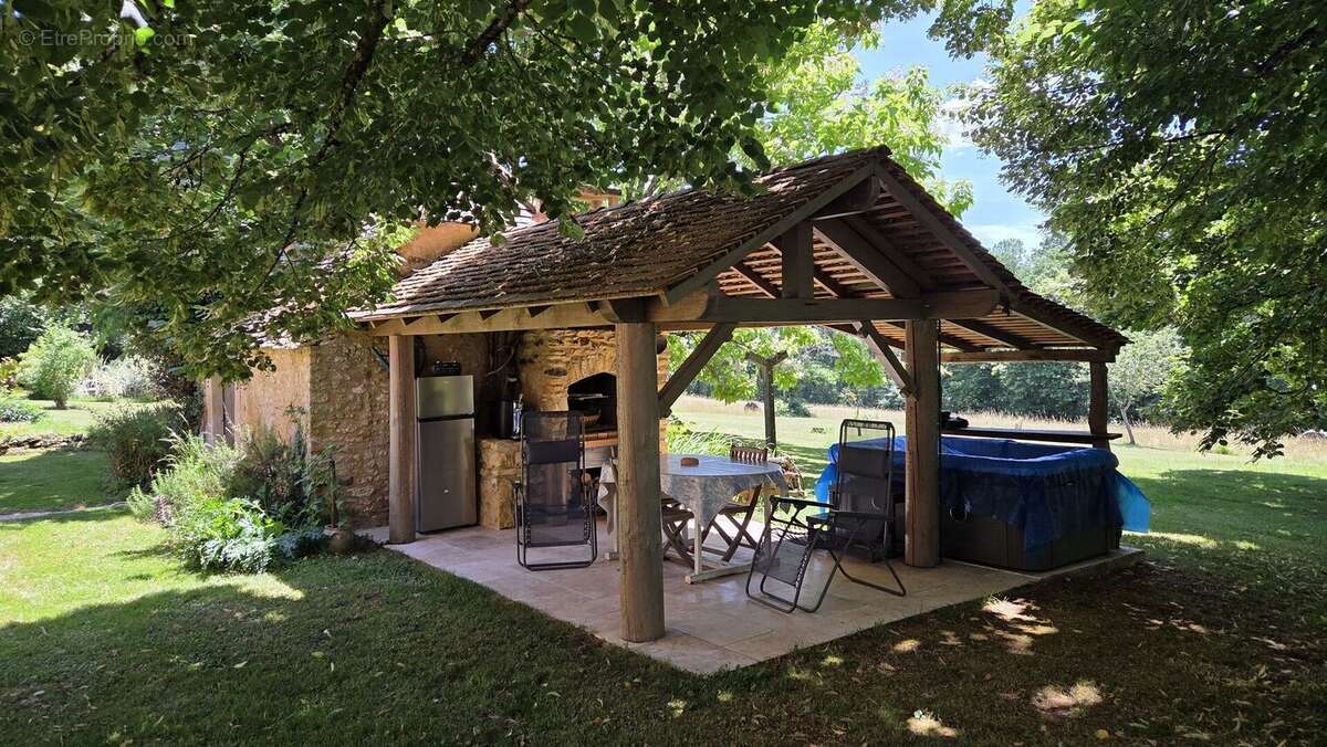 Ensemble périgordin rénové, ses deux roulottes et terrain de plus de 4 ha. - photo 12