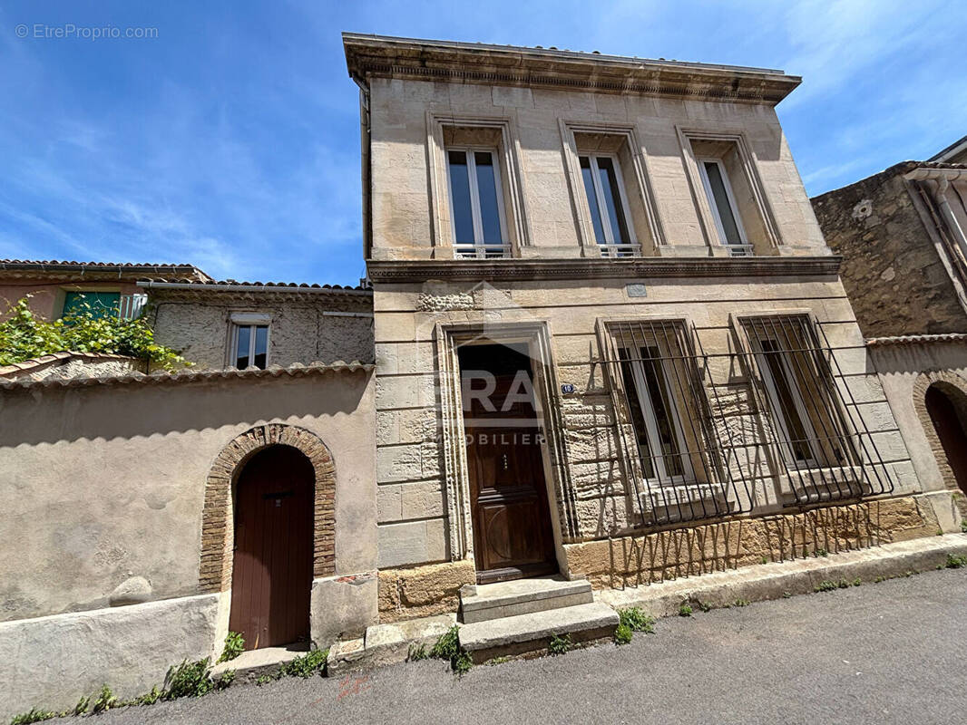 Maison à SAINT-MITRE-LES-REMPARTS