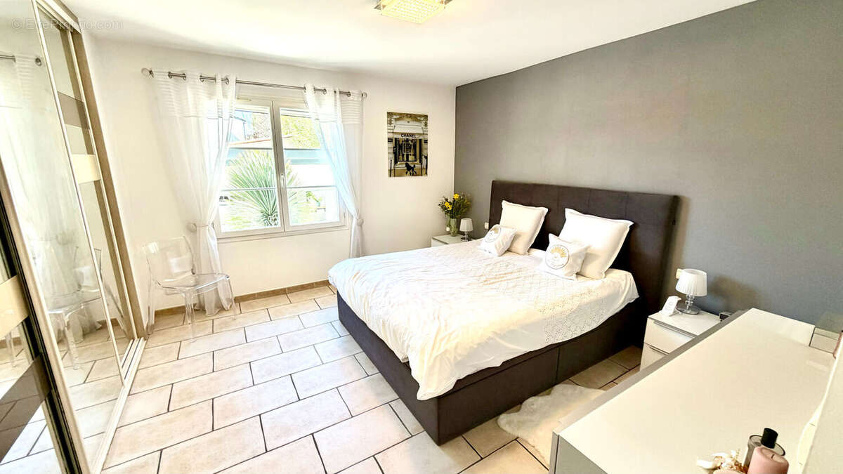 Maison à ENTRAIGUES-SUR-LA-SORGUE