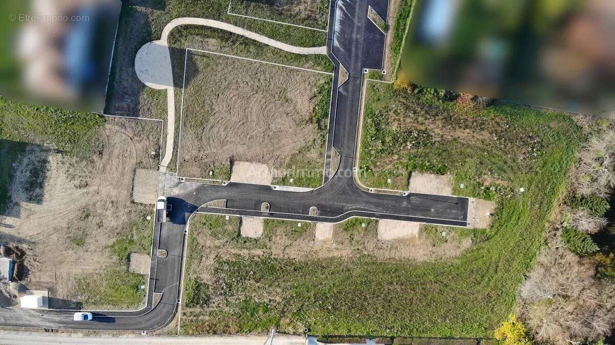 Terrain à LA CHAPELLE-DE-LA-TOUR