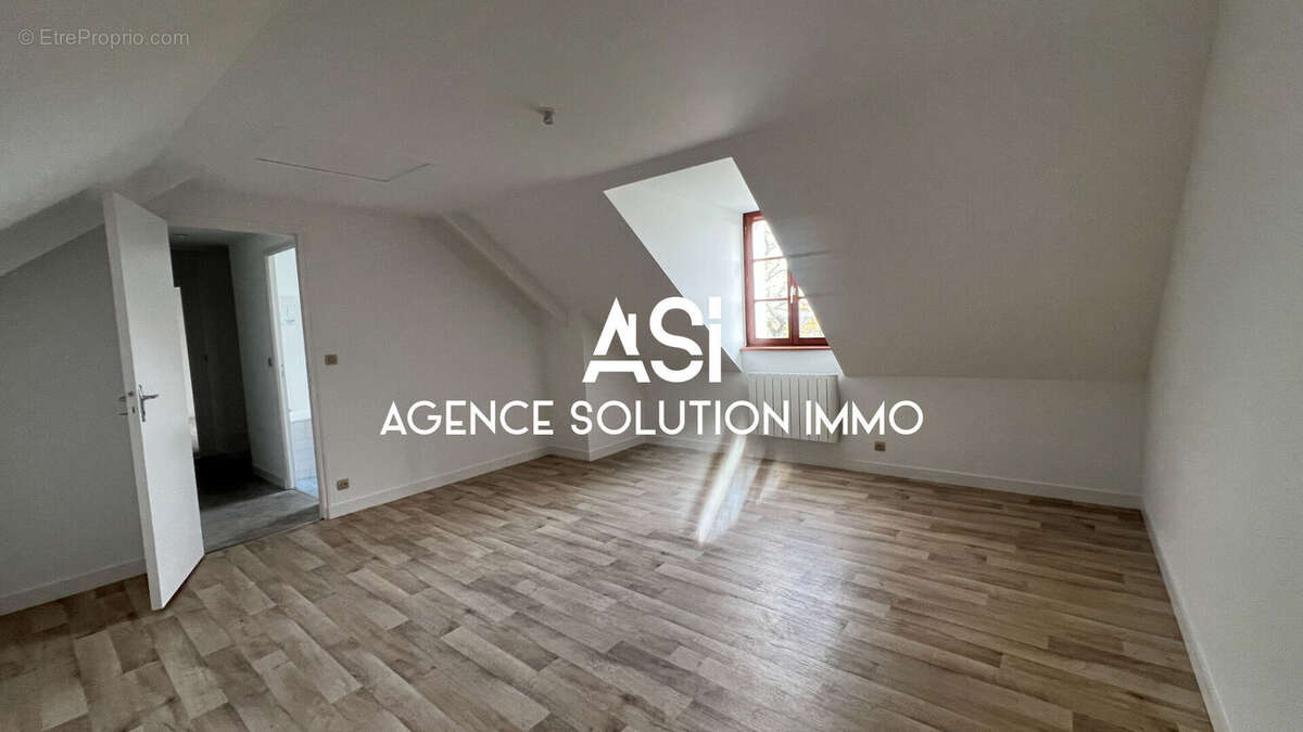 Maison à CRENNES-SUR-FRAUBEE