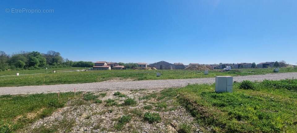 Terrain 670 m² à Montanay  - photo 5