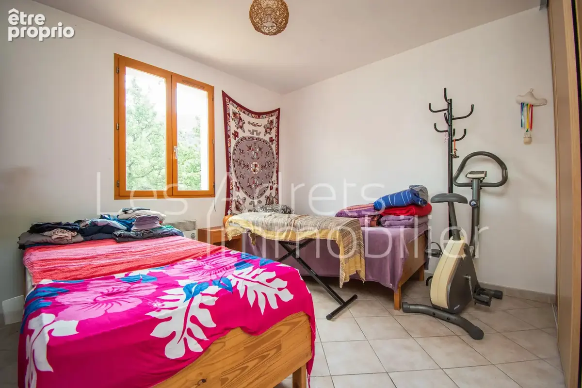 Maison au calme avec 4 chambres, grand terrain et superbe potentiel - photo 15