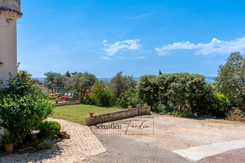 Maison à vendre 8 pièces VITROLLES (13) - piscine - vue panoramique dominante - grand calme - belle luminosité - grands volumes - photo 18
