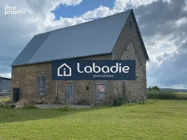 A proximité d'un bourg tous commerces, un beau bâtiment en pierres à rénover, terrain de 3128m2. - photo 5