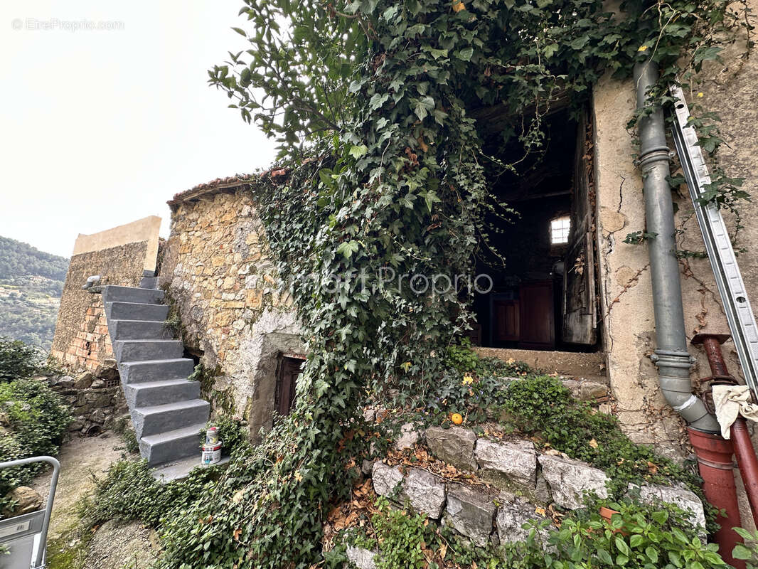 CASTELLAR (06500) - Appartement en ruine au coeur du village avec terrasse vue dégagée mer et montagne - photo 6