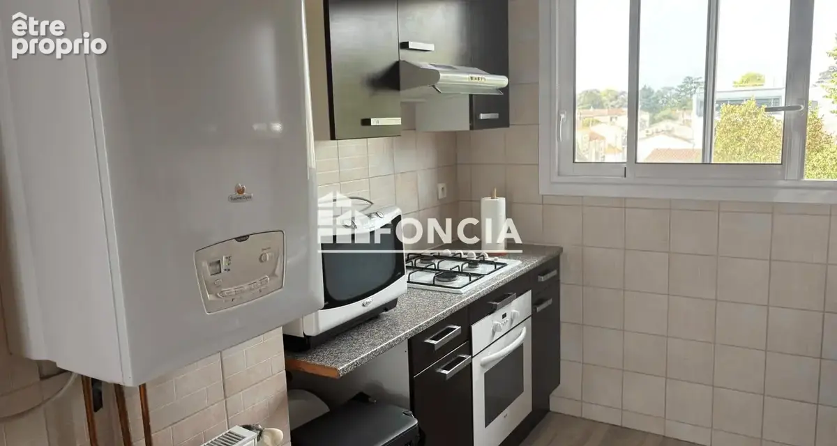 Trois pièces bis avec balcon, vendu occupé, dans une résidence bien placée : un investissement déjà en place - photo 3
