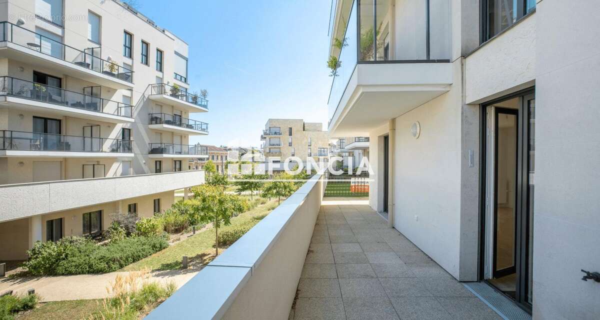 Calme, à côté de la gare du Tramway, belle Terrasse de 45 m2 - photo 3