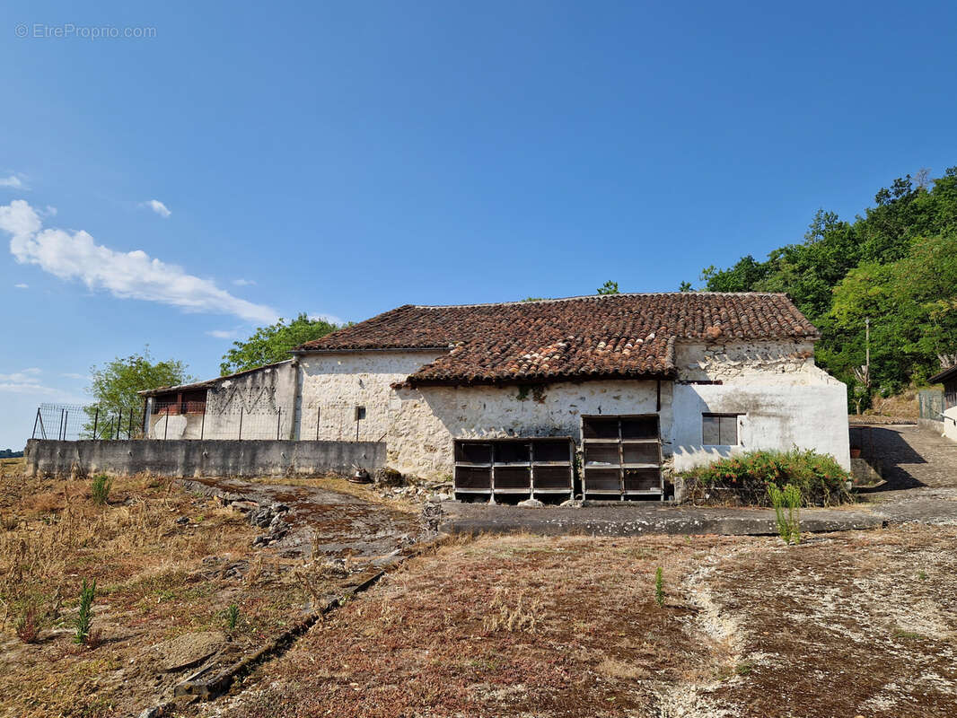Sur les hauteurs d'Hautefage, vue MAGNIFIQUE. Ensemble immobilier Maison-Grange-Longère en pierre à rénover. - photo 2