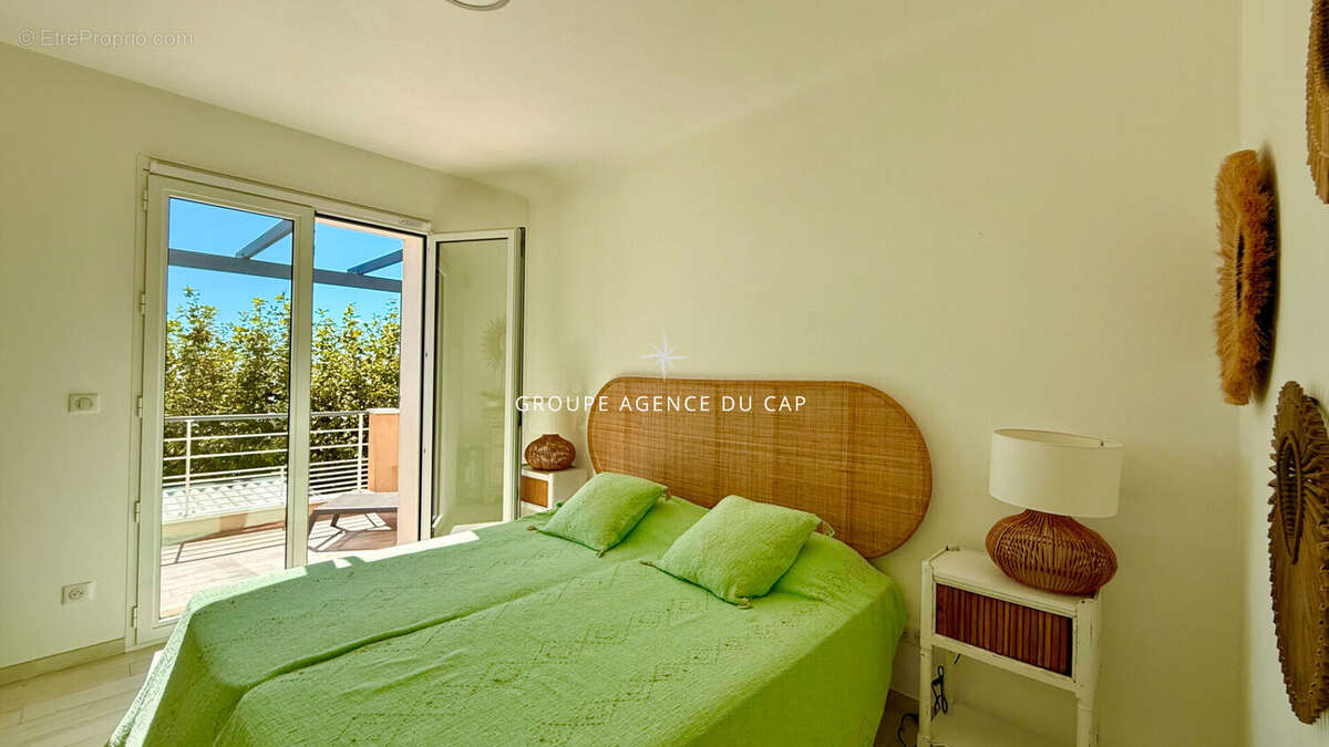 Villa pieds dans l'eau 7 pieces avec piscine vue golfe de saint tropez, aux issambres - photo 13