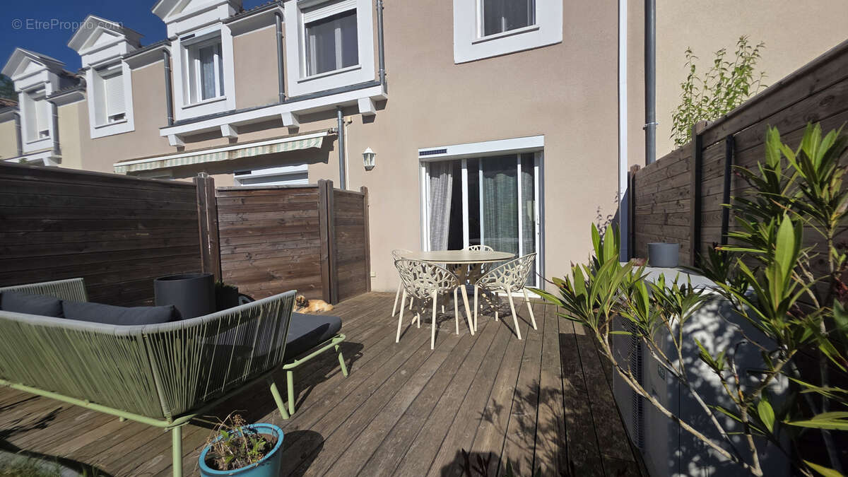 Très beau duplex de type 5 avec jardin, garage, et parking privatif. - photo 2
