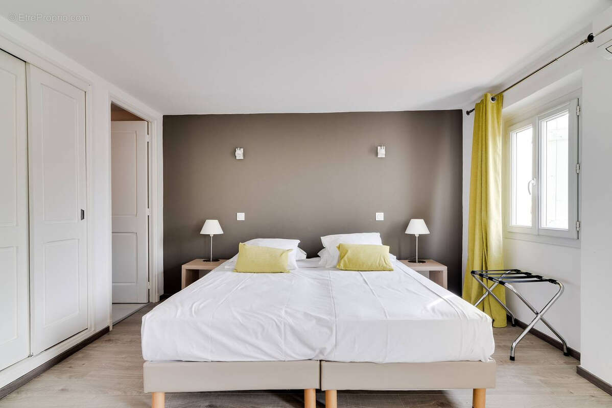 Commerce à SAINT-VALLIER-DE-THIEY