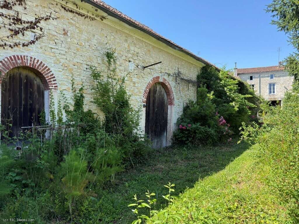 Maison à AIGRE