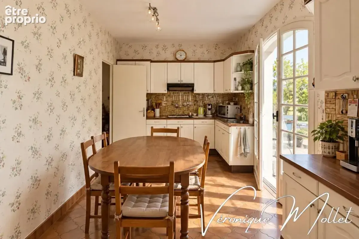 Villa traditionnelle sur plus de 6 000 m² – vaste dépendance aux multiples possibilités - photo 5