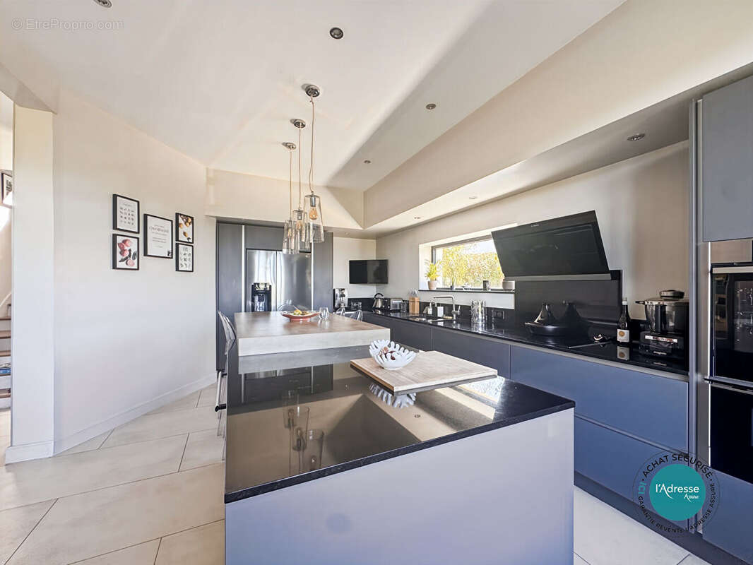 Maison familiale de prestige 7 pièces 200 m2 sous-sol // dépendance - photo 5
