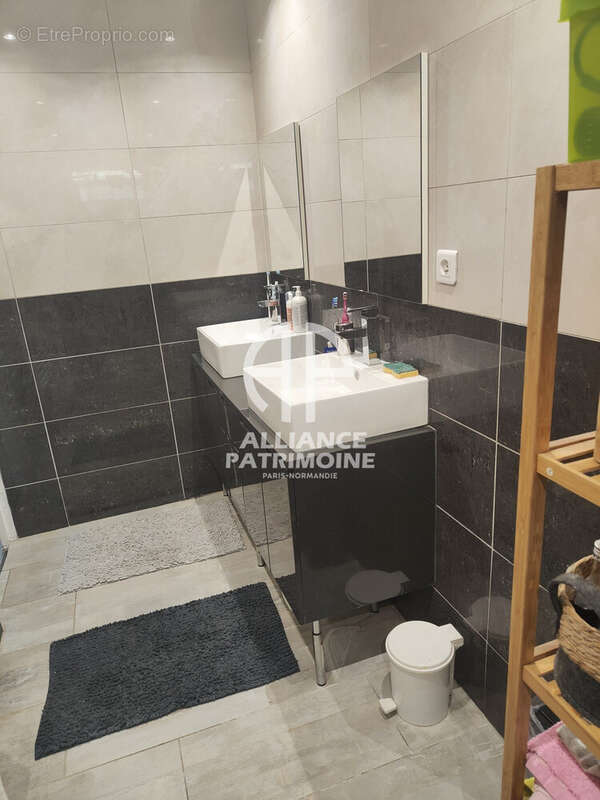 DEUX SALLE DE BAIN BAIGNOIRE ET DOUCHE - Maison à SEVRAN