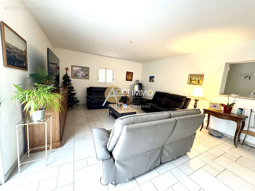 JANAS, très jolie propriété sur un terrain de 1100m2 villa+ dépendance de type 2+ piscine - photo 3