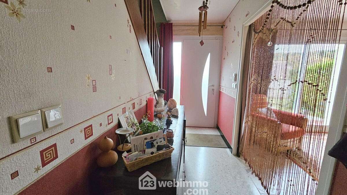 Une entrée spacieuse de 7 m². - Maison à VIDELLES