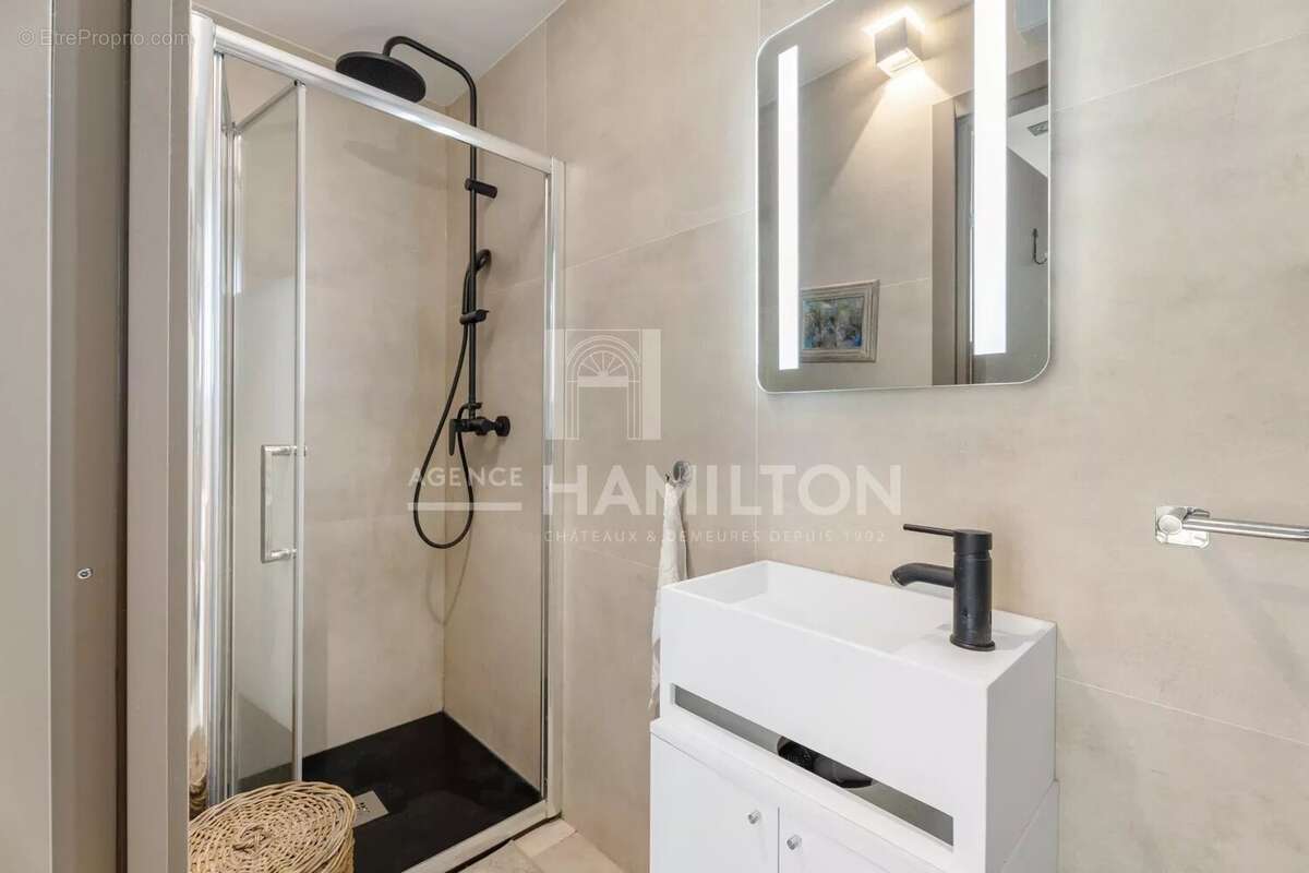 Appartement à CHATEAUNEUF-GRASSE