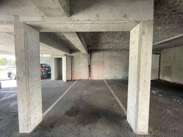 En complément, une place de parking couvert, - Appartement à POITIERS