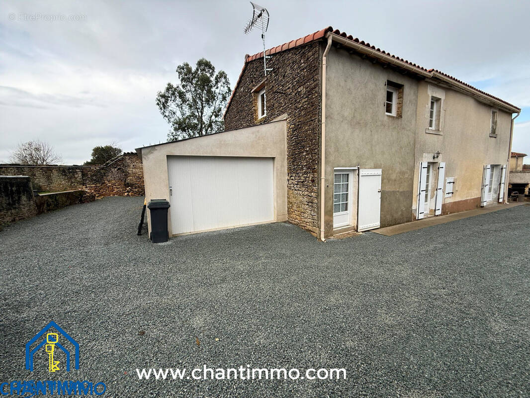 Maison à BAZOGES-EN-PAREDS