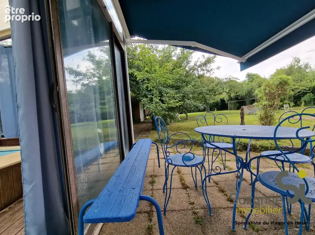 terrasse côté piscine couverte et vue sur le jardin de 1295m²