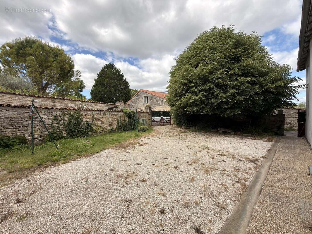 Maison à SALLES-DE-VILLEFAGNAN