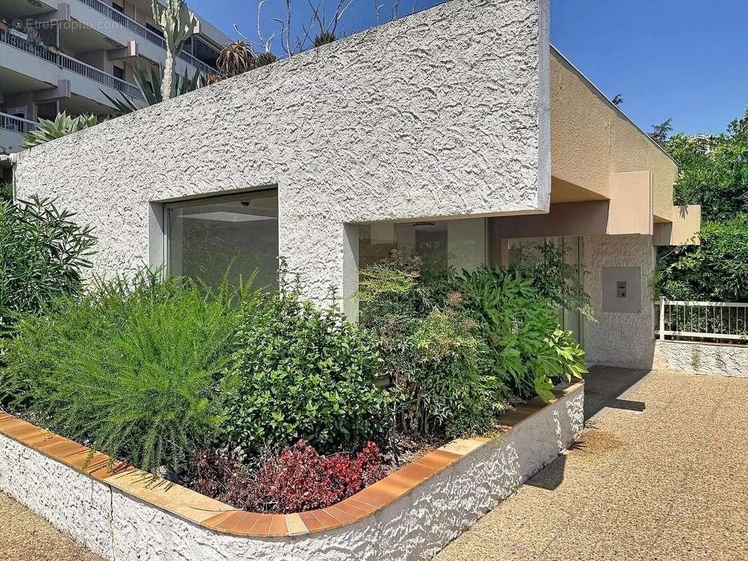 Nice Ouest - Studio rénové avec terrasse - idéal investissement locatif - photo 10