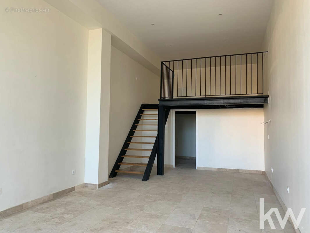 Commerce à BONNIEUX