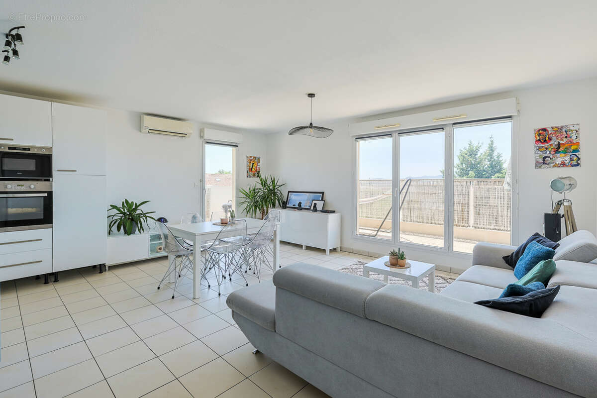 Appartement Marseille 3 pièce(s) 72.40 m2 - photo 2