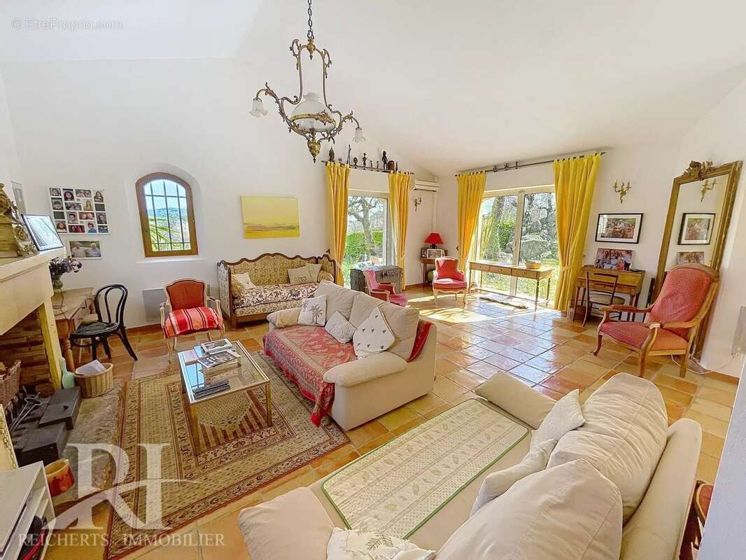 Maison à SAINT-CEZAIRE-SUR-SIAGNE