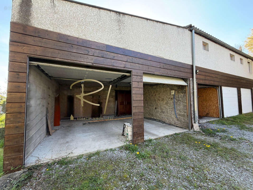 Maison de village en pierre avec 1 logement et 5 garages - Idéal investissement - photo 8