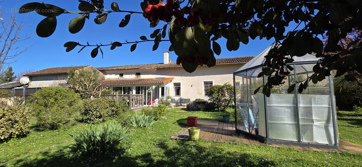 Maison à SAINT-DIZANT-DU-GUA