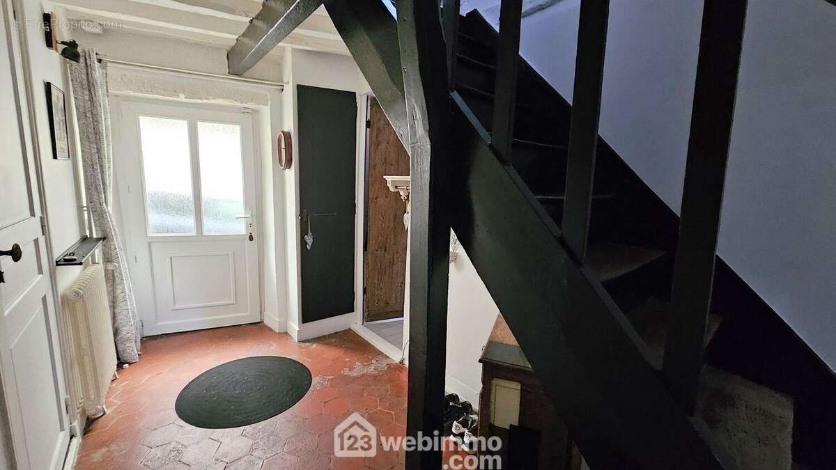 Une entrée de 8 m².. - Maison à ETIOLLES